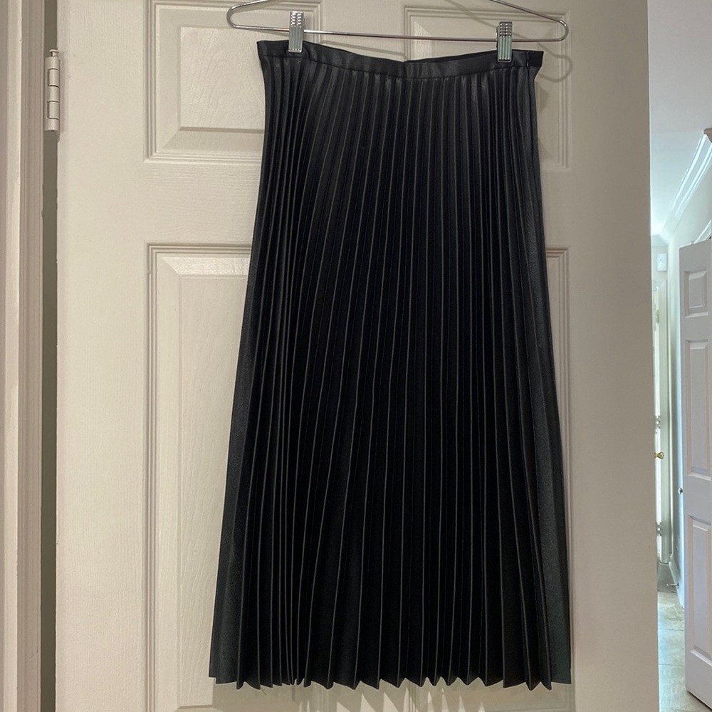 Zara woman size medium pleated hunter green skirt, midi-length
